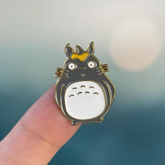 Totoro Enamel Pin/ Brooch Lapel - Picture 1 of 6